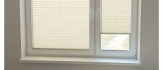 Kremowe plisy okienne: elegancja i funkcjonalność. Idealne dla subtelnej regulacji światła i zapewnienia prywatności.